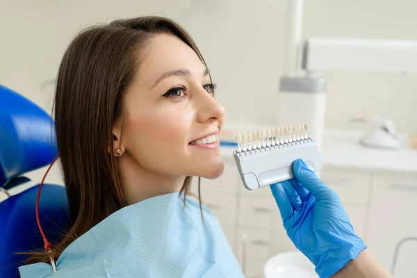 Dentista Sta Controllando Colore Con Tabella Dei Colori Dei Denti — Foto Stock