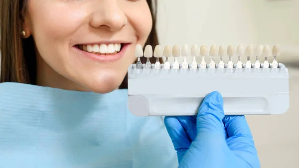 Diş Hekimi Diş Hekimliği Kliniğindeki Implant Işleminden Sonra Diş Rengini — Stok fotoğraf