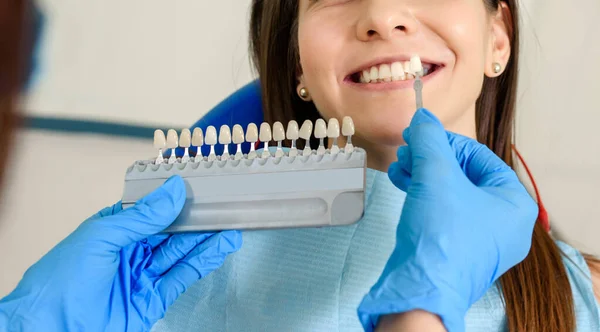 Dentysta Sprawdza Kolor Zębów Pacjenta Zabiegu Wszczepienia Implantu Klinice Stomatologicznej — Zdjęcie stockowe