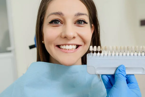 Dentista Está Verificando Cor Com Cartela Cores Dente Paciente Após — Fotografia de Stock