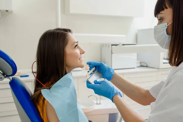 Lateral View Woman Dentist Color Check Teeth Color Palette Dentistry — Foto Stock