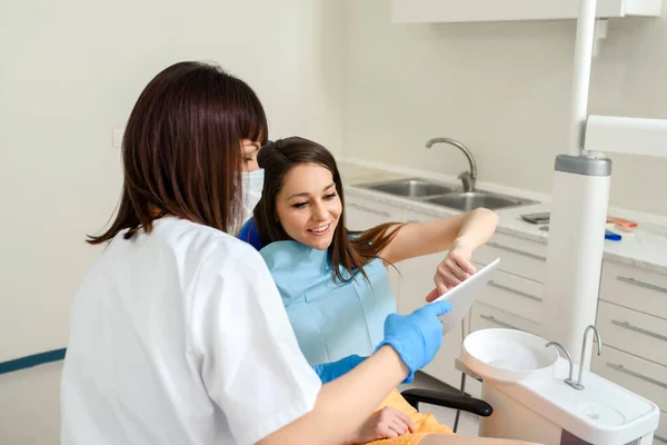 Mujer Joven Dentista Mostrando Paciente Una Radiografía Dental Digital Una — Foto de Stock