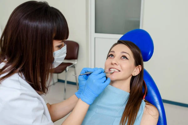 Bellissimo Concetto Trattamento Dentale Dentista Possesso Strumenti Dentali Esamina Denti — Foto Stock
