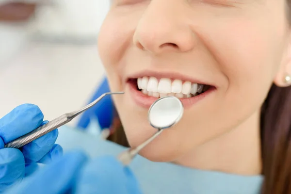 Primo Piano Delle Mani Del Dentista Con Gli Strumenti Dentali — Foto Stock