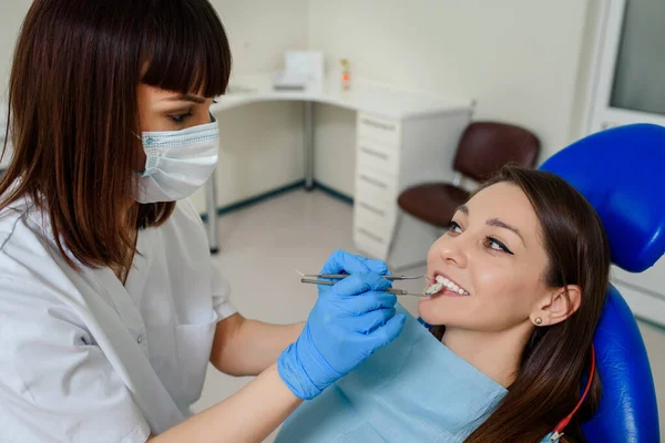 Bellissimo Concetto Trattamento Dentale Dentista Possesso Strumenti Dentali Esamina Denti — Foto Stock