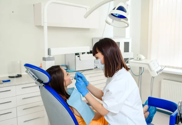Młoda Kobieta Dentysta Maską Zbadać Zęby Pacjenta Przyrządów Dentystycznych Klinice — Zdjęcie stockowe