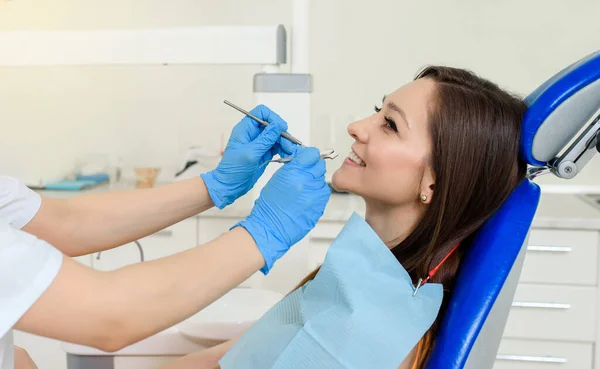Close Van Tandarts Handen Met Tandheelkundige Instrumenten Onderzoek Patiënt Tanden — Stockfoto