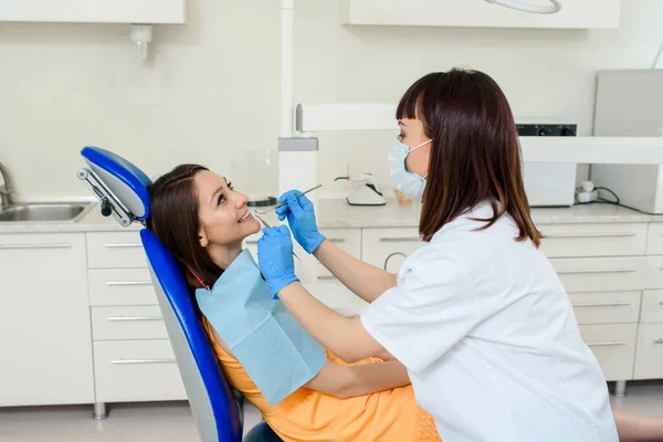 Młoda Kobieta Dentysta Maską Zbadać Zęby Pacjenta Przyrządów Dentystycznych Klinice — Zdjęcie stockowe