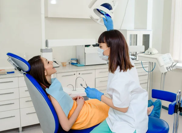 Giovane Dentista Donna Con Maschera Sta Regolando Luce Odontoiatria Preparano — Foto Stock