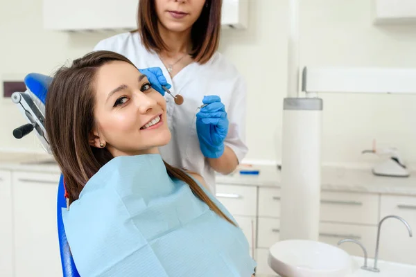 Dişçi Kliniğinde Gülümseyen Genç Bir Kadın Diş Tedavisi Görüyor Kameraya — Stok fotoğraf