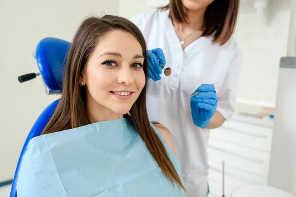 Giovane Donna Felice Sorridente Paziente Una Clinica Dentale Sta Ricevendo — Foto Stock