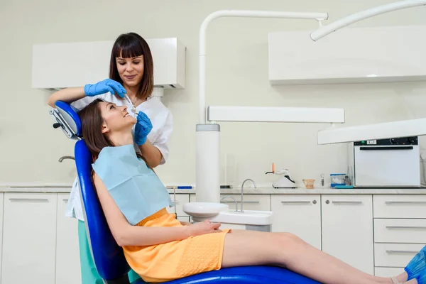 Młoda Dentystka Bada Zęby Pacjenta Pomocą Przyrządów Dentystycznych Klinice Medycznej — Zdjęcie stockowe