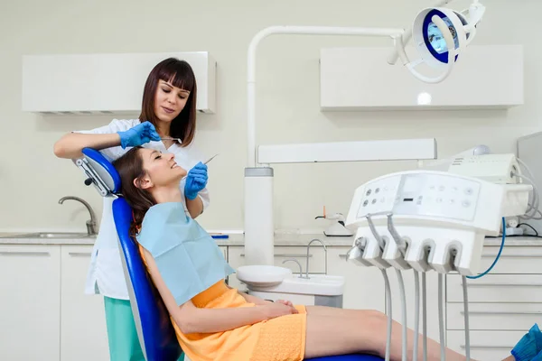 Giovane Dentista Donna Esaminare Denti Paziente Con Strumenti Dentali Clinica — Foto Stock