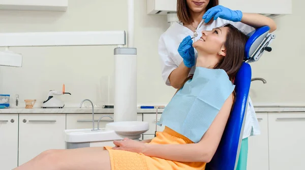 Młoda Kobieta Jest Leczona Stomatologicznie Klinice Dentystycznej — Zdjęcie stockowe