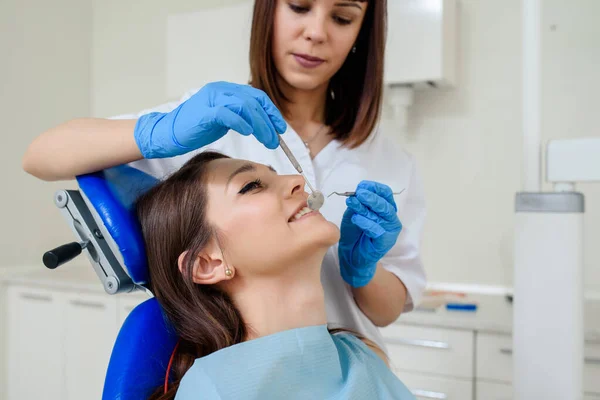 Giovane Dentista Donna Esaminare Denti Paziente Con Strumenti Dentali Clinica — Foto Stock