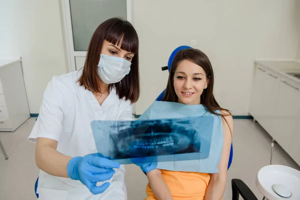 Mujer Joven Dentista Explicando Paciente Una Radiografía Panorámica Rayos Dental — Foto de Stock