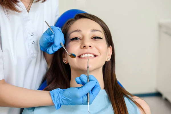 Zbliżenie Rąk Dentysty Przyrządami Stomatologicznymi Badanie Zębów Pacjenta Klinice Medycznej — Zdjęcie stockowe