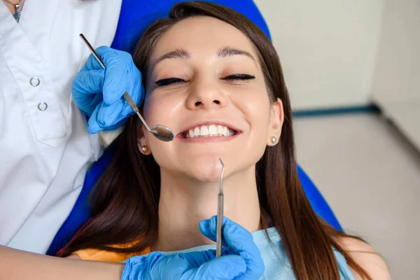 Primo Piano Delle Mani Del Dentista Con Gli Strumenti Dentali — Foto Stock
