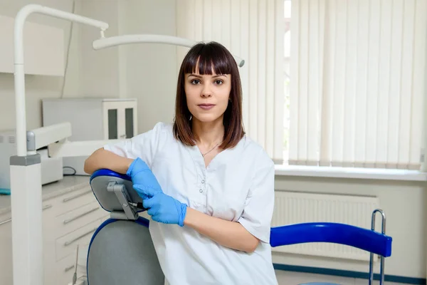 Giovane Donna Dentista Medico Nel Bel Mezzo Della Clinica Medica — Foto Stock