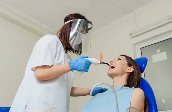 Mujer Dentista Usando Lámpara Fotopolímero Tratamiento Dientes — Foto de Stock