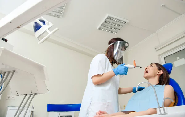 Dentiste Utilise Lumière Photopolymère Pour Terminer Traitement Remplissage Dentaire Dentisterie — Photo