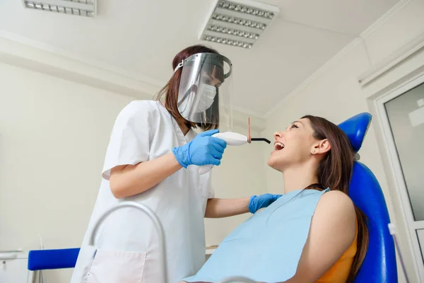 Dentist Using Photopolymer Light Finishing Dental Filling Treatment Dentistry Young — Stock Photo, Image