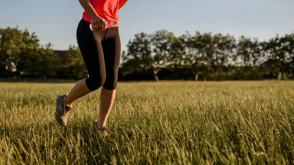 Close Woman Legs Making Sport She Running Grass Midst Nature — Stockfoto