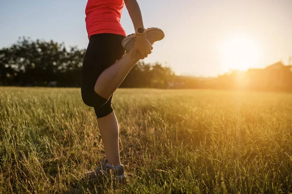 Genç Güzel Bir Kadın Spor Yapıyor Gün Batımında Doğanın Ortasında — Stok fotoğraf