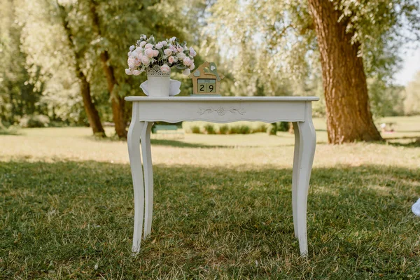 Beautiful Roses Bouquet Vintage White Table Wedding Decoration Table Outdoors — Fotografia de Stock