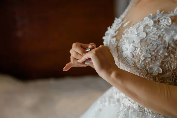 新娘新郎的手在婚礼前把戒指整理好 — 图库照片