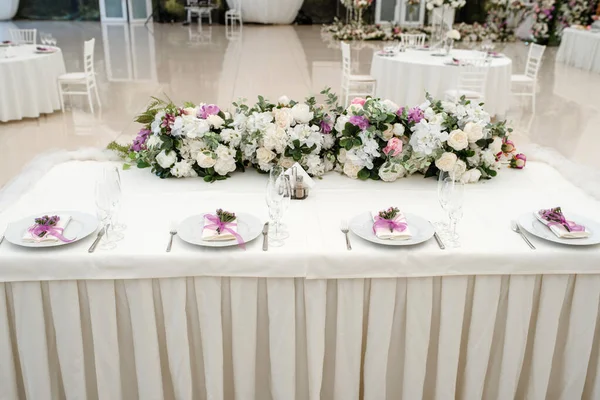 花で飾られたウェディングパーティーレセプションテーブル プレート フォーク ナイフ ワイングラス — ストック写真