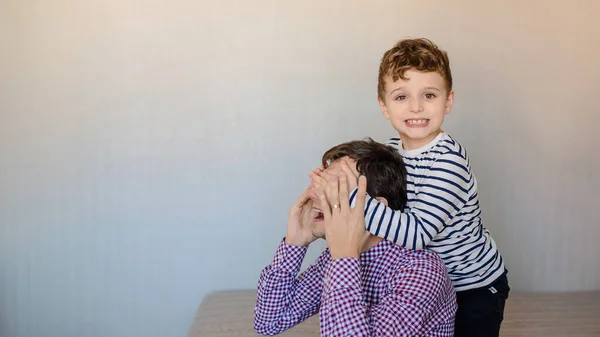 Cerca Foto Del Padre Con Hijo Riendo Niño Está Sentado — Foto de Stock