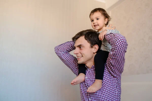 Close Photo Father His Daughter Laughing Girl Sitting Father Shoulders — Foto Stock
