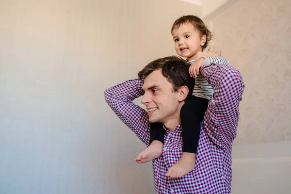 Close Photo Father His Daughter Laughing Girl Sitting Father Shoulders — Stockfoto