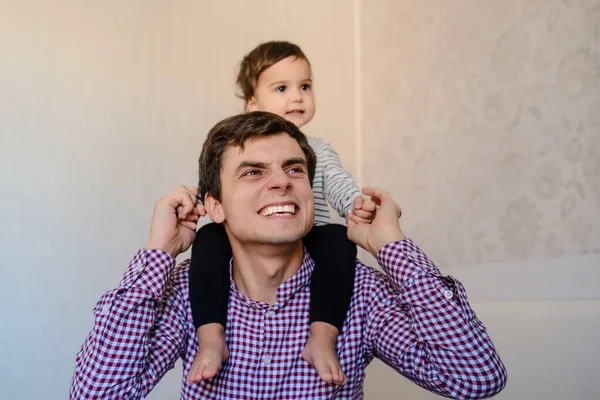 Close Photo Father His Daughter Laughing Girl Sitting Father Shoulders — Stockfoto