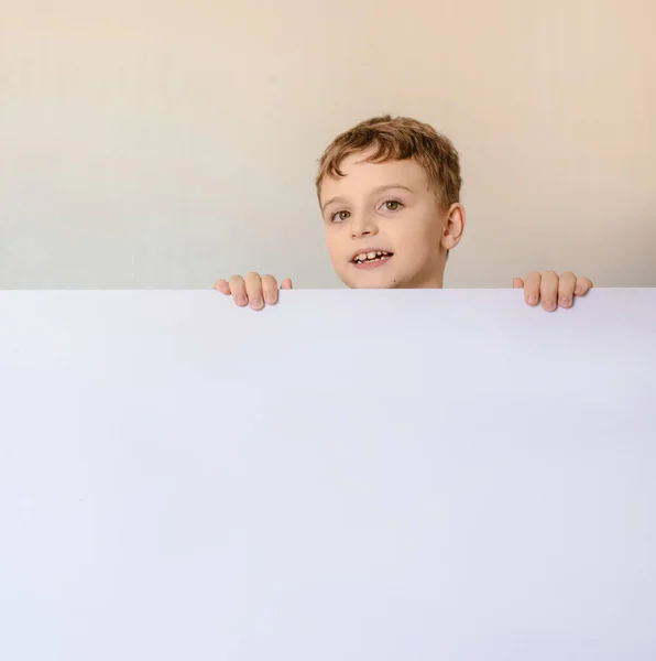 Nahaufnahme Eines Kleinen Jungen Mit Weißem Banner — Stockfoto