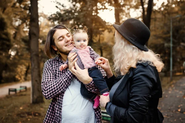 Szczęśliwa Uśmiechnięta Rodzina Spaceruje Jesienią Parku Ojciec Matka Miesięczna Dziewczynka — Zdjęcie stockowe
