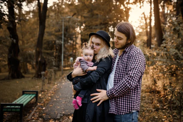 Ομαδικό Πορτρέτο Μιας Νεαρής Οικογένειας Στο Φθινοπωρινό Πάρκο Πατέρας Μητέρα — Φωτογραφία Αρχείου