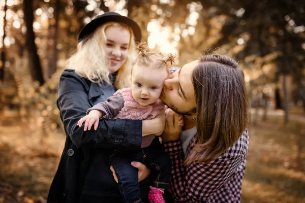 Felice Concetto Famiglia Giovane Giovane Padre Madre Stanno Baciando Loro — Foto Stock