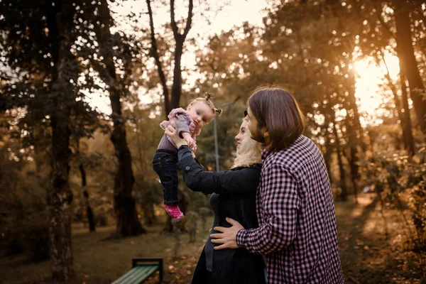 Красива Молода Мати Тримає Дитину Руках Батько Поруч Нею Щаслива — стокове фото