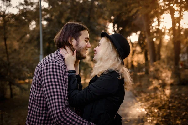 Jeune Beau Couple Câlinent Aiment Dans Parc Automne Lumière Directe — Photo