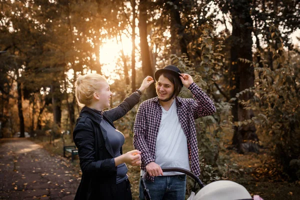 Casal Jovem Está Andando Parque Outono Brincando Com Chapéu Pai — Fotografia de Stock