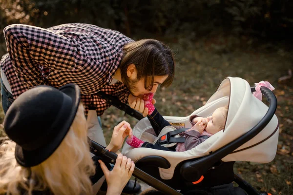 Une Jeune Famille Heureuse Promène Avec Son Bébé Dans Une — Photo