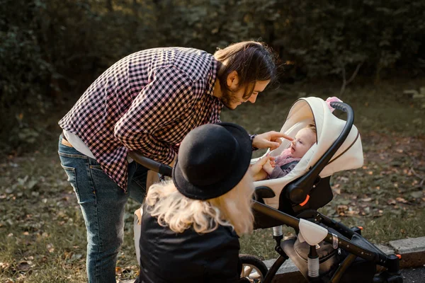 Eine Junge Glückliche Familie Spaziert Mit Ihrem Baby Kinderwagen Durch — Stockfoto