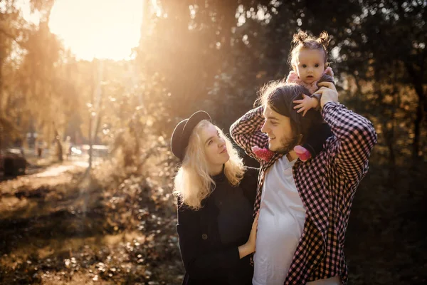 Szczęśliwa Uśmiechnięta Rodzina Spaceruje Jesienią Parku Sześciomiesięczna Dziewczynka Siedzi Ramionach — Zdjęcie stockowe