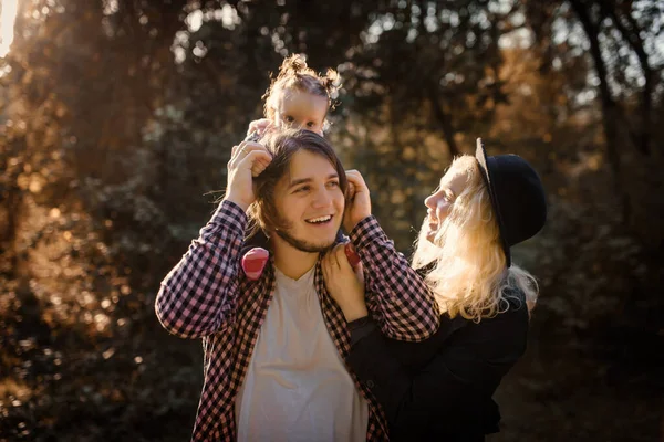 Feliz Família Sorridente Está Andando Outono Parque Uma Menina Meses — Fotografia de Stock