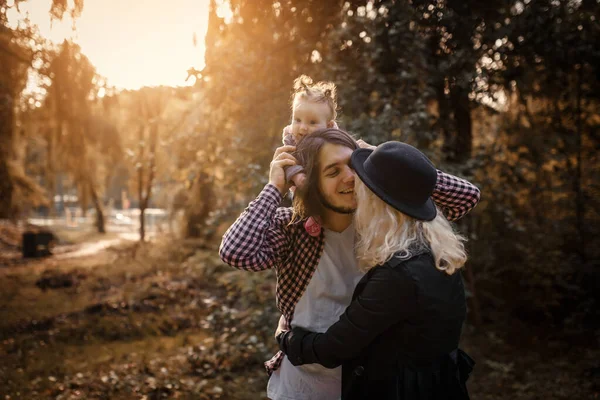 Boldog Mosolygó Család Sétál Ősszel Parkban Egy Hat Hónapos Kislány — Stock Fotó