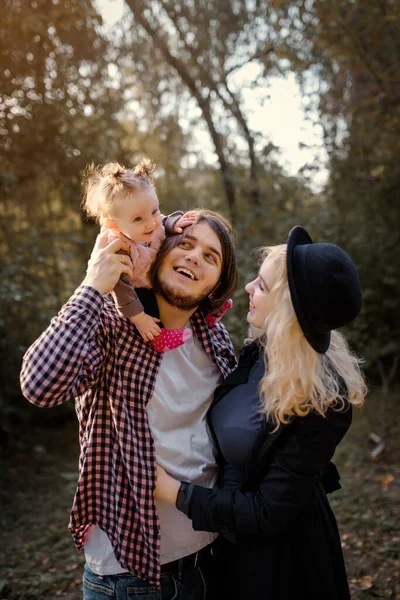 Χαρούμενη Χαμογελαστή Οικογένεια Περπατά Φθινόπωρο Στο Πάρκο Ένα 6Μηνο Κοριτσάκι — Φωτογραφία Αρχείου