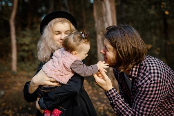 Щаслива Усміхнена Родина Йде Осінь Парку Батько Мати Місячна Дівчинка — стокове фото