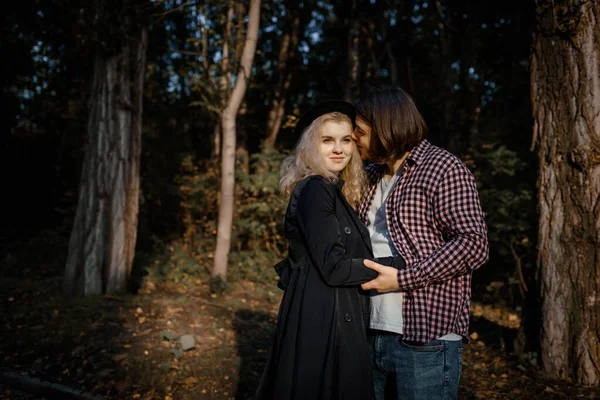 Jovem Casal Bonito Estão Abraçando Amando Uns Aos Outros Parque — Fotografia de Stock